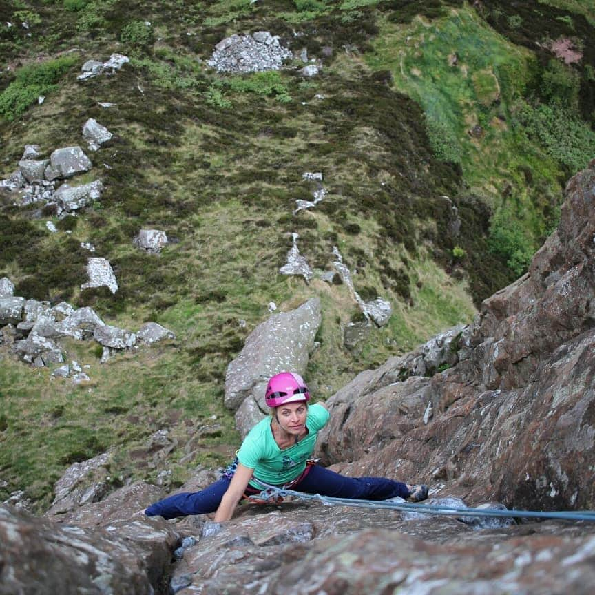 ヨルグ・バーホーベンさんのインスタグラム写真 - (ヨルグ・バーホーベンInstagram)「Fair Head is every bit as great as we expected. Bomber stone and incredible views, only the weather is playing it real Irish... We climbed two dry routes, then we got rained upon for 2.5 days. Good excuse to do some tourism though. Saw my first puffins today! 🐧 Psyched for good weather to be back for the #FairHeadMeet tomorrow 😎😱🙌 @katha_saurwein」6月1日 1時05分 - jorgverhoeven