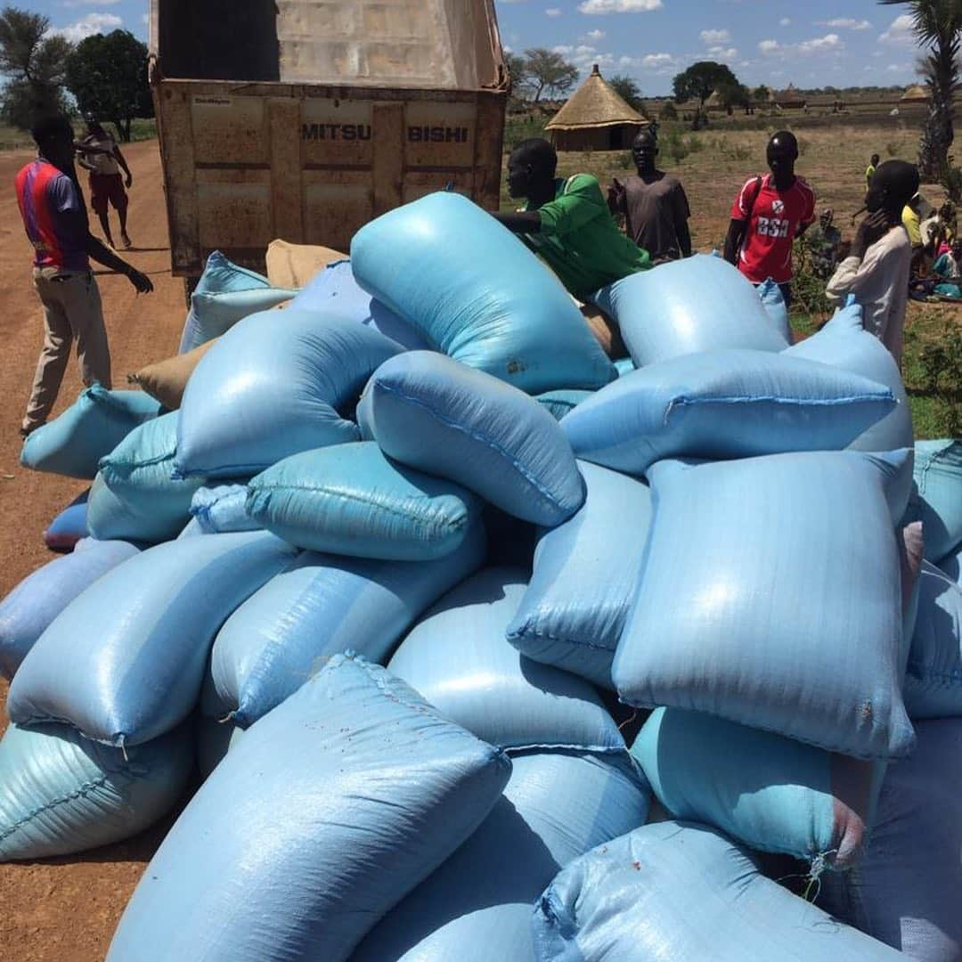 ルオル・デンさんのインスタグラム写真 - (ルオル・デンInstagram)「A few weeks ago I posted about a devastating fire that took place in Lol State, Aweil, South Sudan that took away life and the minimal things people had to survive. Since then we’ve searched for organizations that were going to places most affected and couldn’t find any, so my brother and cousins decided to take matter into their own hands with the help from the Luol Deng foundation they loaded up 2 trucks with food and clothes. The weather was terrible and  roads are heavily muddied but on they went and the result was the ability to reach and provide to 283 families with food and clothes in 5 different villages leaving every family with 6 weeks supply of food. These guys are heroes for what they were able to do with such short notice.  Stay tuned for more and for ways to help. 🙏🏿 #aweil #southsudan 🇸🇸#theluoldengfoundation」6月1日 1時15分 - luoldeng9