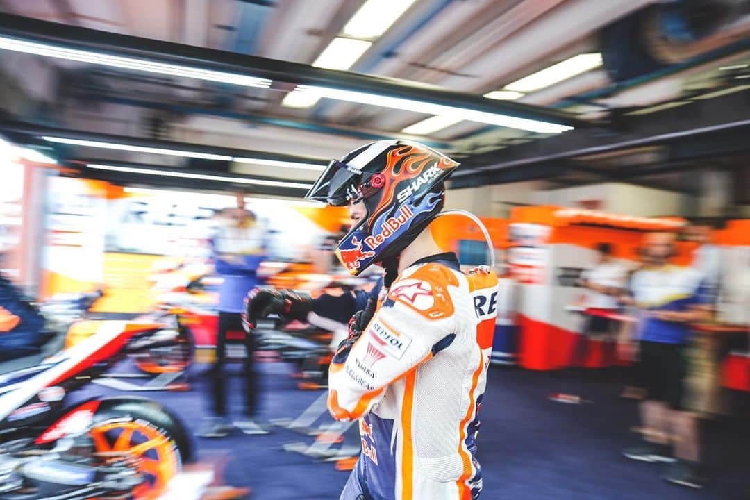 レプソル・ホンダのインスタグラム：「#JL99😈 🅿️2️⃣0️⃣ 🇮🇹 ⠀⠀⠀⠀⠀⠀⠀⠀⠀ “Of course we can’t be happy with 20th, it’s not a good position to be in. But today at the end of FP2 everyone fitted the soft and I stayed working with the harder tyre because I feel we will be able to profit more tomorrow morning. My pace is not so far from everyone else but we still need to improve our one lap pace a bit. I think we could have been top ten with a new tyre. Tomorrow we will see.” ⠀⠀⠀⠀⠀⠀⠀⠀⠀ #ItalianGP #25RepsolHonda #Repsol #MotoGP #Honda #Racing #RepsolHonda #HRC #RC213V #JL99 #JorgeLorenzo #JL99😈 #ThePowerOfDreams #Motorcycle #Italy #Mugello #Practice」