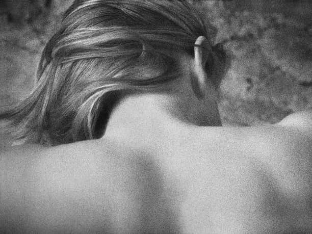 Meganさんのインスタグラム写真 - (MeganInstagram)「Photo by Swiss photographer, René Groebli ⠀ ⠀ #RenéGroebli #neck #blackandwhitephotography」6月1日 1時15分 - zanzan_domus