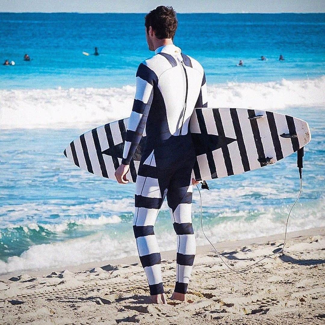 TED Talksのインスタグラム：「You know what’s great? Not getting eaten by a shark. That’s why inventor Hamish Jolly teamed up with scientists to create a wetsuit designed to prevent shark attacks. The bold pattern here mirrors the pilot fish, which typically trail behind sharks and eat their leftovers. Sharks know not to snack on that specific species, and this suit helps the wearer reap those same benefits. To see how sharks responded to this wetsuit and other designs, visit go.ted.com/sharksuit  Photo courtesy of Hamish Jolly」