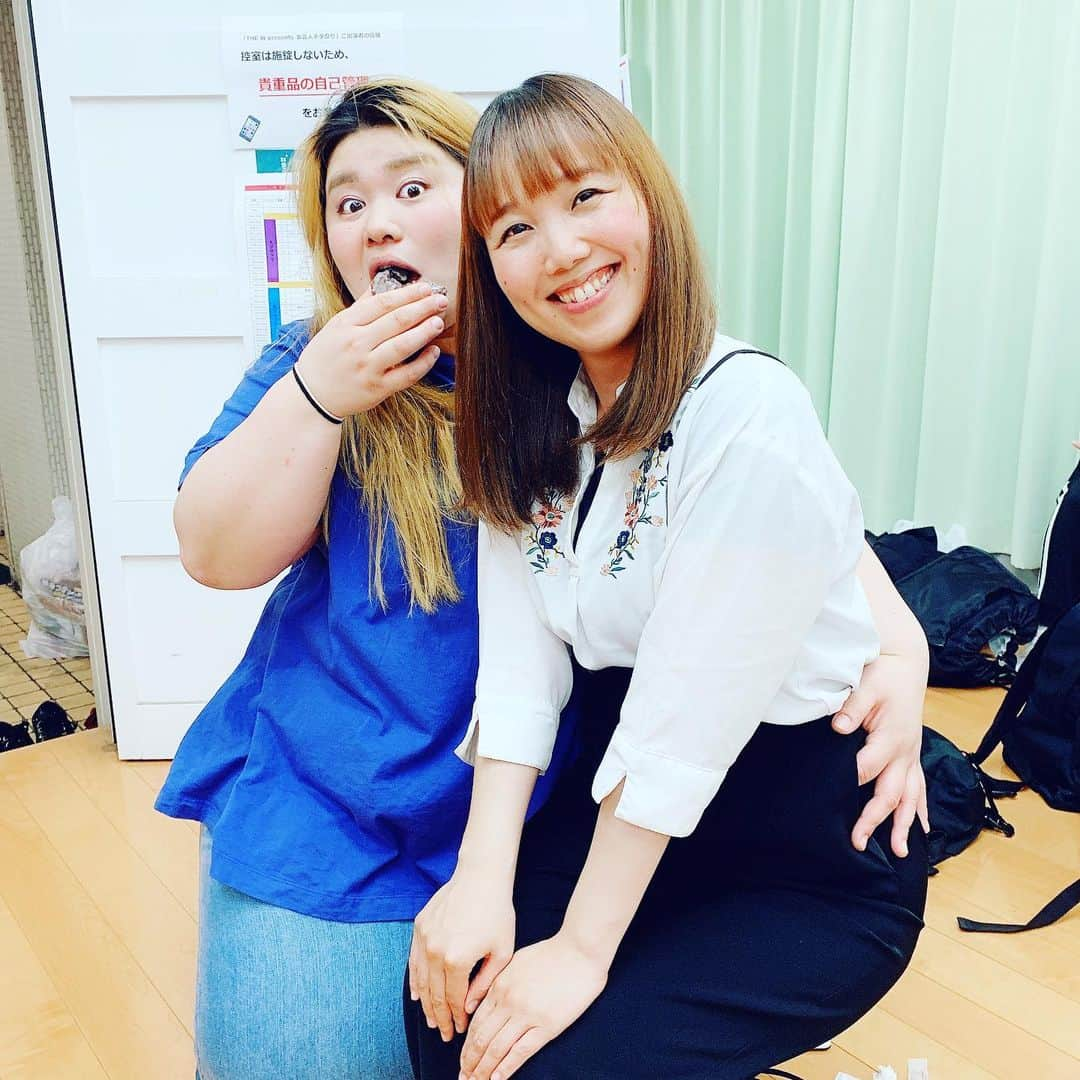 浜名ランチさんのインスタグラム写真 - (浜名ランチInstagram)「【THE W presents 女芸人ネタ祭り】 でしたー！！ 楽屋楽しすぎました！ 初めていろいろお話しできた人たちもいて嬉しかった💓 めっちゃ勉強になりました！がんばろう！ 売れたい売れたい売れたい売れる売れる売れる！！ 久保遥ちゃんの上に乗せて頂きました！ 杏ちゃんのゆめっちめっちゃ似てました！ まいちゃんかわゆす💓 #ハルカラ #女芸人ネタ祭り #二位 #根菜キャバレー #久保遥 #3時のヒロインゆめっち #差し入れのドーナツ」6月1日 1時25分 - hamanaranch