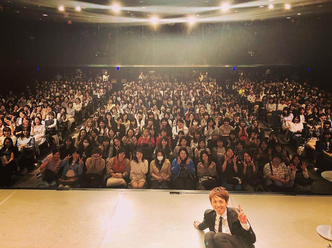 河井ゆずるさんのインスタグラム写真 - (河井ゆずるInstagram)「一人でトークライブをやり始めて今日で丸々4年になりました。 今回はルミネtheよしもとでさせて頂きました。  こんな拙い話を遠方からや、都合をつけてまでざわざ劇場まで聞きに来て下さって本当にありがとうございます。端っこで入りきれなかった皆さんすいません😭  このトークライブだけに限らず是非是非劇場へ遊びに来てください‼️」6月1日 1時25分 - kawaiyuzuru