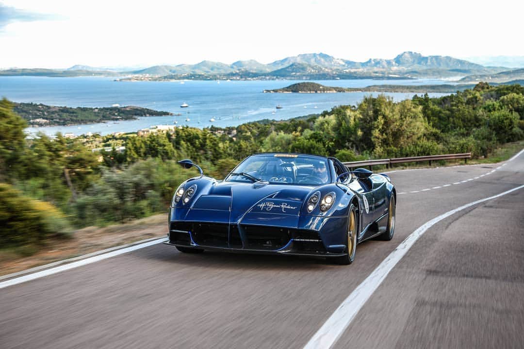 パガーニ・アウトモビリのインスタグラム：「The Pagani Huayra Roadster.  #pagani #paganiraduno - The Vanishing Point #huayra #huayraroadster」