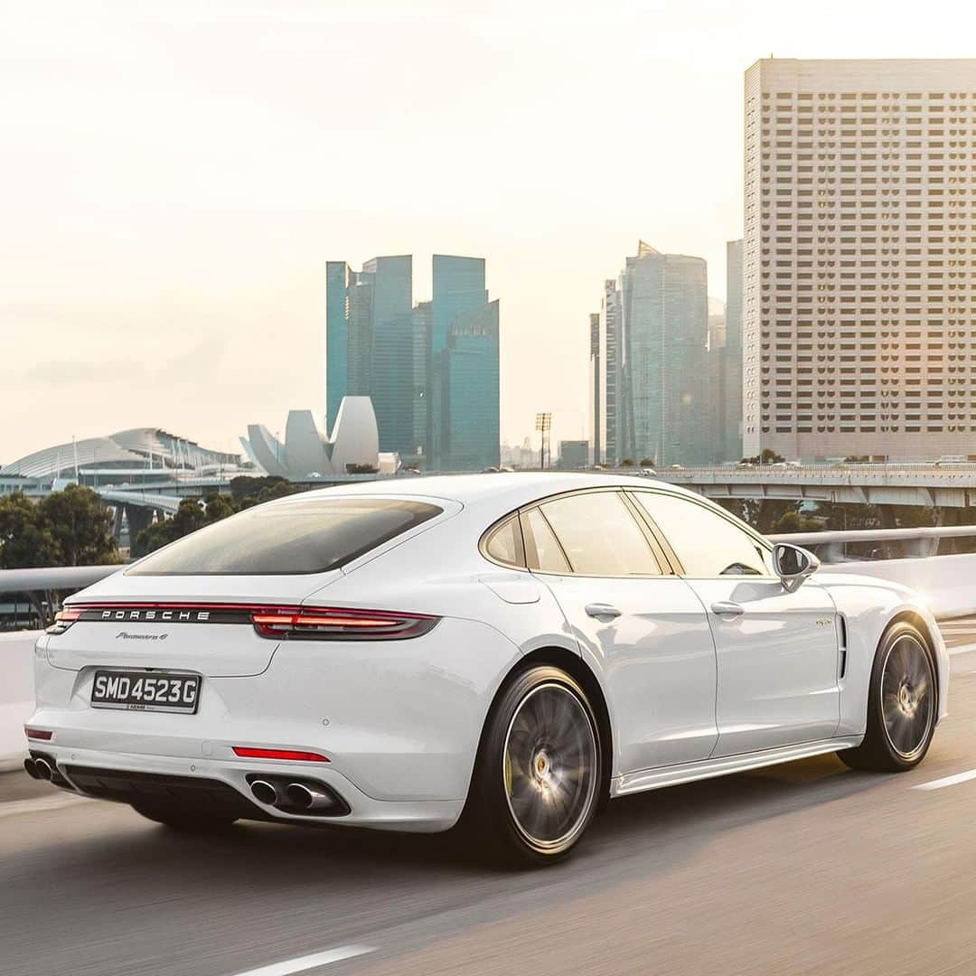 Porscheさんのインスタグラム写真 - (PorscheInstagram)「Combined fuel consumption in accordance with EU 6: Panamera 4 E-Hybrid: 2,7-2,6 l/100 km; CO2 emissions: 62-60 g/km; Electricity consumption: 16,1-16 kWh/100 km __  No eyes for the skyline, only for the Porsche Panamera 4 E-Hybrid. #PorscheMoment #Panamera (📷: @mellowedhigh)」6月1日 1時33分 - porsche