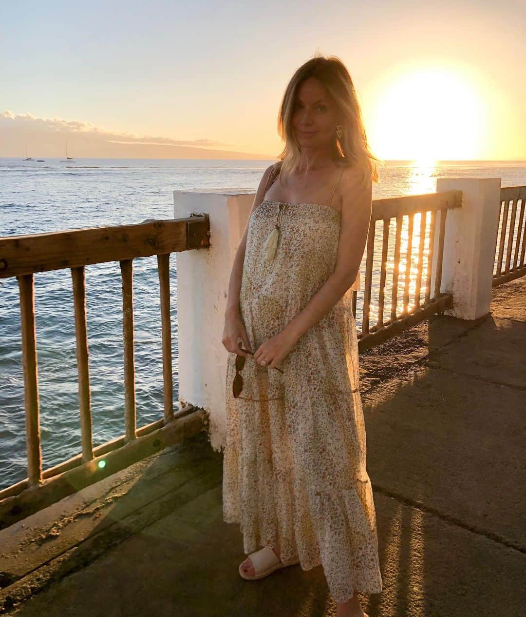 サマンサ・ドロークのインスタグラム：「We spent our last night in Lahaina with friends we met on the airplane! I wore this cute and comfy @vicidolls dress that was perfect for my bump! And now we’re homeward bound and ready to receive millions of kisses from our little pup 🐶 #hawaii #babymoon #1yearanniversary #vicicollab」
