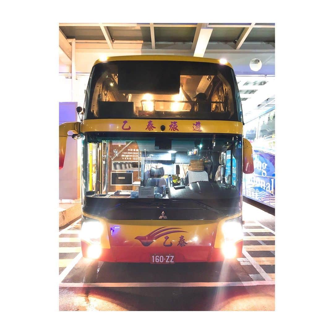 のインスタグラム：「移動車が2階建てバスで、はしゃぐ子。 #garnidelia #stellacage #stellacageasiatour #taiwan #taipei」