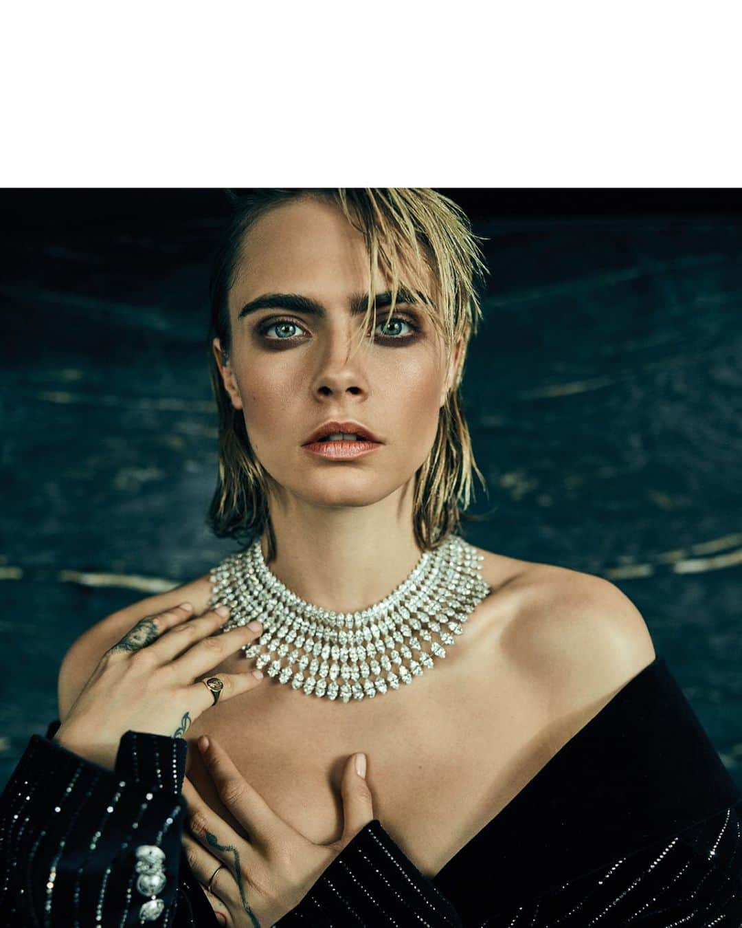 バルマンさんのインスタグラム写真 - (バルマンInstagram)「THERE’S ALWAYS A CHOICE. MAKE YOURS. “Cara reflects the strong and confident attitude of the women of my generation, women who are not content to simply push back- instead, they revel in pushing forward.” @olivier_rousteing on working with @caradelevingne for the #BALMAINFW19 accessories campaign.  The #BALMAINTWIST bag is now available on BALMAIN.COM.」6月1日 1時30分 - balmain