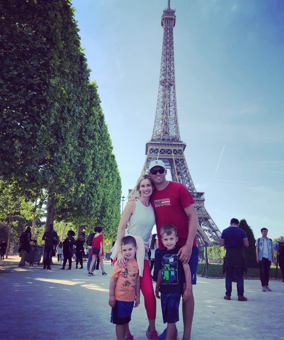 ブライアン兄弟さんのインスタグラム写真 - (ブライアン兄弟Instagram)「From Paris 🇫🇷 with ❤️. #rg19 #wemissyoumicaela」6月1日 1時31分 - bryanbros