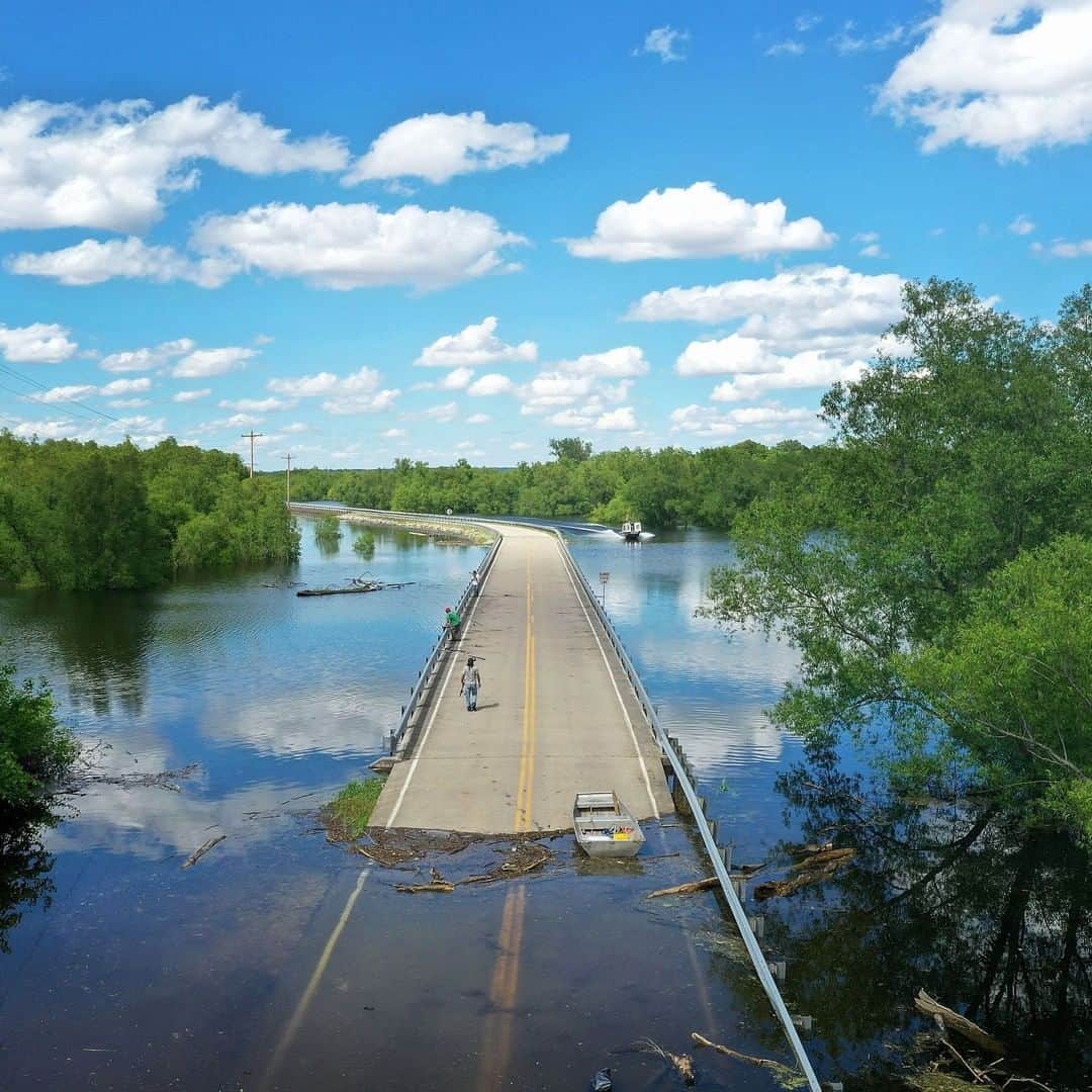 TIME Magazineさんのインスタグラム写真 - (TIME MagazineInstagram)「Floodwater from the Mississippi River cuts off a roadway from Missouri into Illinois in Saint Mary, Mo., on May 30. The middle-section of the U.S. has experienced major flooding events since mid-March, especially along the Missouri, Arkansas, and Mississippi Rivers. This year's Atlantic hurricane season starts on June 1. Read about forecasters' predictions at the link in bio. Photograph by Scott Olson (@olsongetty)—@gettyimages」6月1日 1時34分 - time