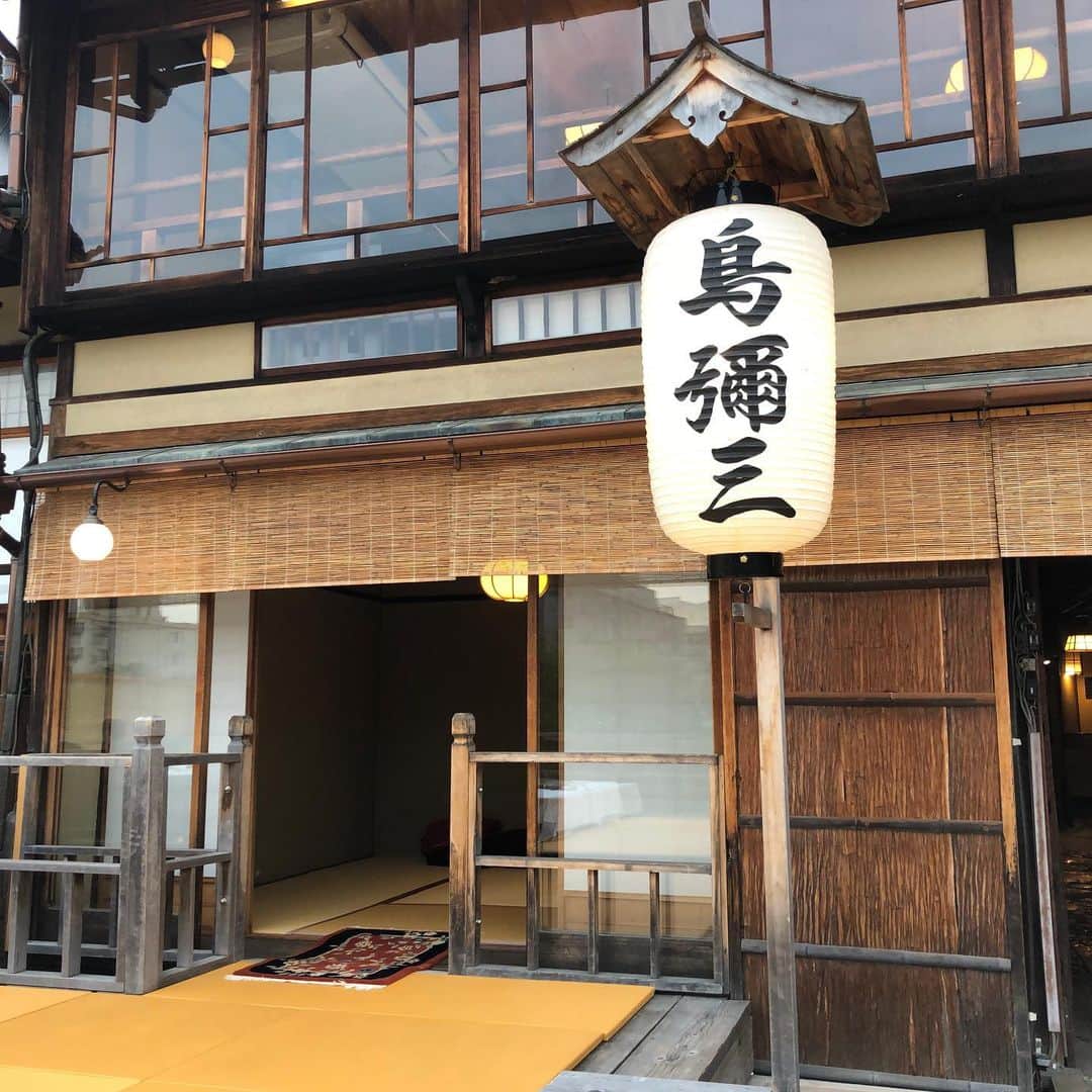 高井直子さんのインスタグラム写真 - (高井直子Instagram)「京都へぶらっと。 鴨川で。 日が沈むのをじっくり 堪能する。 何て贅沢な。 • #鳥彌三  #京都 #龍馬の秘密の地下道 #床」6月1日 1時36分 - naokotakai