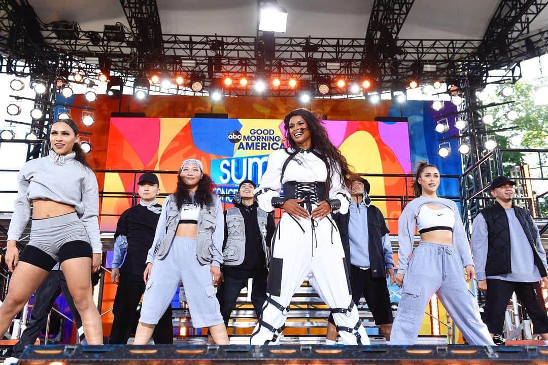Good Morning Americaさんのインスタグラム写真 - (Good Morning AmericaInstagram)「Can’t stop thinking ‘bout @ciara’s killer performance in Central Park. What a queen! 👑 Link in bio to watch her full slay on stage. #CiaraOnGMA #BeautyMarks (📸: Paula Lobo / ABC)」6月1日 1時37分 - goodmorningamerica