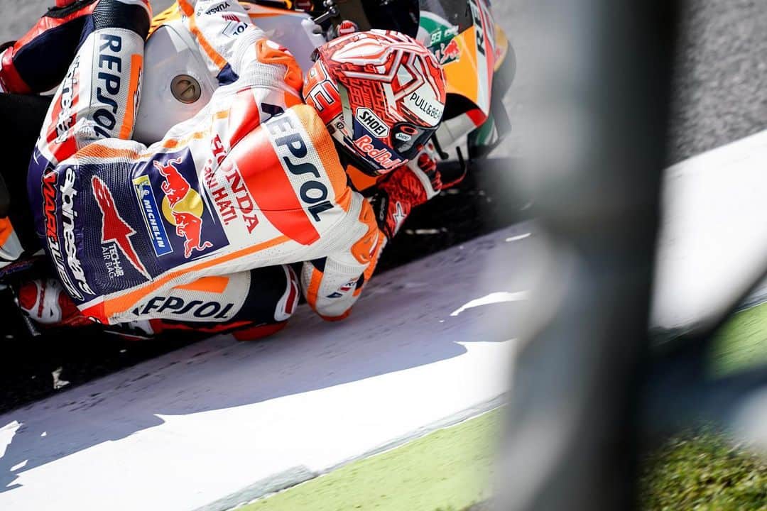 レプソル・ホンダのインスタグラム：「#MM93 🐜 🅿️6️⃣ 🇮🇹 ⠀⠀⠀⠀⠀⠀⠀⠀⠀ “Today we worked just with the tyres for the race. I am still a little bit sick from yesterday and also the bike wasn’t 100% either, hopefully a good night’s rest will help us both to be back at 100% tomorrow! Even like this we aren’t far and we just need to keep pushing tomorrow. It’s Friday and we didn’t put a new tyre in at the end so we are still feeling good.” ⠀⠀⠀⠀⠀⠀⠀⠀⠀ #ItalianGP #25RepsolHonda #Repsol #MotoGP #Honda #Racing #RepsolHonda #HRC #RC213V #MM93 #MarcMarquez #MM93🐜 #ThePowerOfDreams #Motorcycle #Italy #Practice」