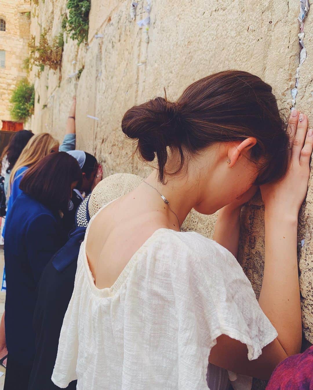 ジュディ舞衣のインスタグラム：「Shabbat shalom🕍 ． It's been a week since visiting the Kotel in Jerusalem🇮🇱 Probably one of the most powerful and spiritual experiences of my life! Will never forget that feeling🙏 ． P.c. @kschwamb_photography  #shabbatshalom #shabbat #israel #kotel #jerusalem」