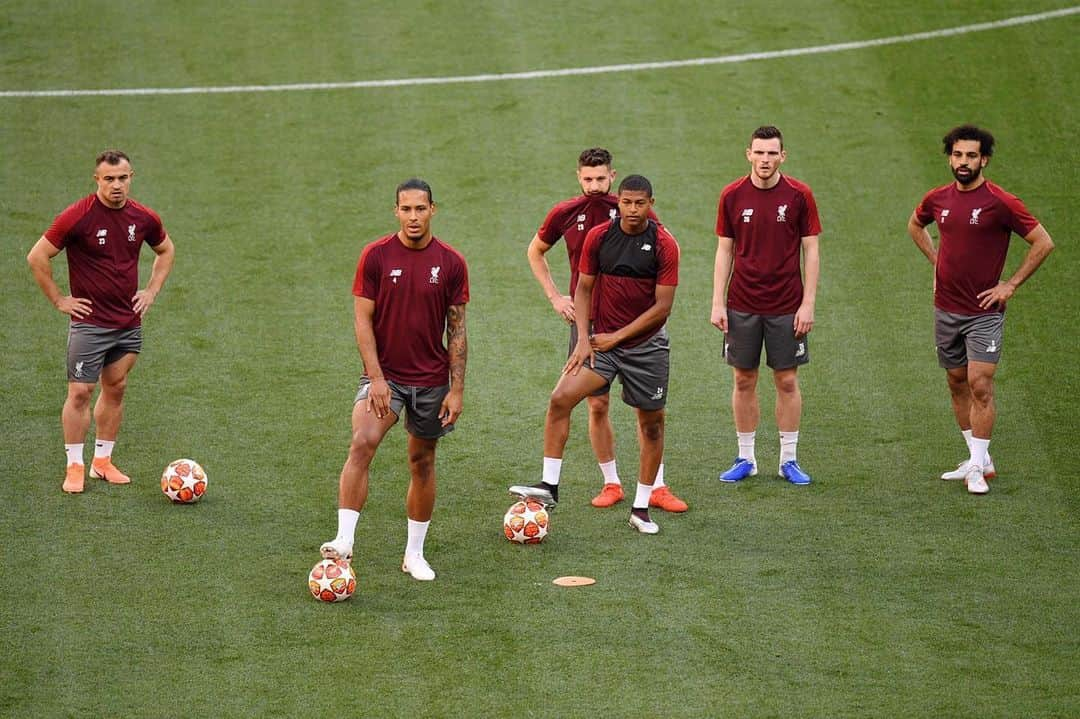 リアン・ブリュースターさんのインスタグラム写真 - (リアン・ブリュースターInstagram)「One team. One dream. @liverpoolfc ❤️」6月1日 1時46分 - rhianbrewster