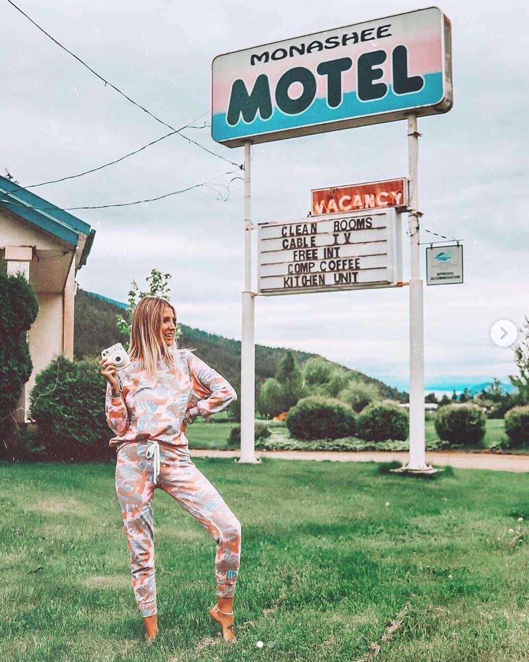 ワイルドフォックスクチュールさんのインスタグラム写真 - (ワイルドフォックスクチュールInstagram)「@mamabehr__ is vacation ready in the Tropic Camo matching set. #wildfox #wildfoxsweats #wildfoxsweatshirt #summer #vacationready #travelootd」6月1日 1時49分 - wildfoxcouture