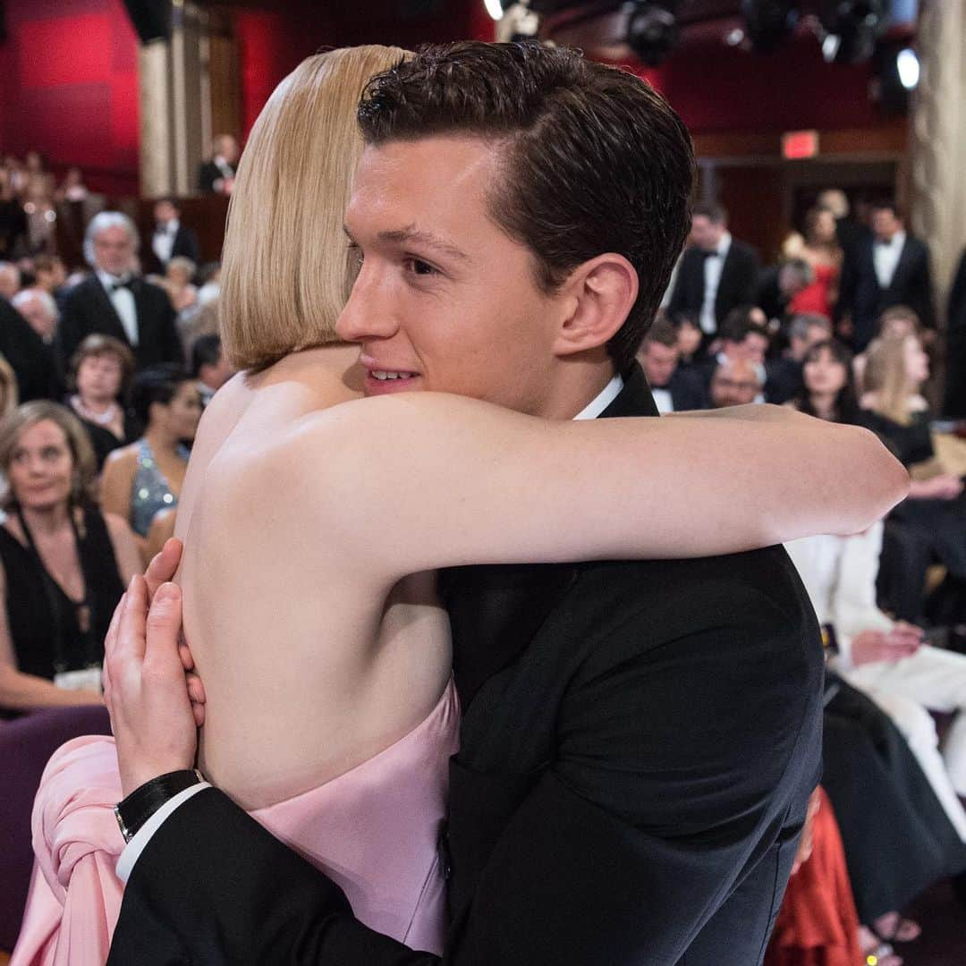 アカデミー賞さんのインスタグラム写真 - (アカデミー賞Instagram)「Flashback to Best Actress nominee Saoirse Ronan greeting presenter Tom Holland with a hug at the 90th Oscars.」6月1日 1時50分 - theacademy