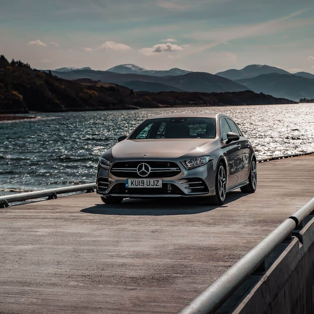 メルセデス・ベンツさんのインスタグラム写真 - (メルセデス・ベンツInstagram)「Enjoying a perfect trip to the sea. 🌊 . 📸: @thombatemanphoto for #MBsocialcar ____ [Mercedes-AMG A 35 4MATIC | Kraftstoffverbrauch kombiniert: 7,4–7,3 l/100 km | CO₂-Emissionen kombiniert: 169–167 g/km | mb4.me/nefz] . #Mercedes #Aclass #AMG #MercedesBenz #carsofinstagram #sea #roadtrip #instacars #DrivingPerformance」6月1日 2時00分 - mercedesbenz