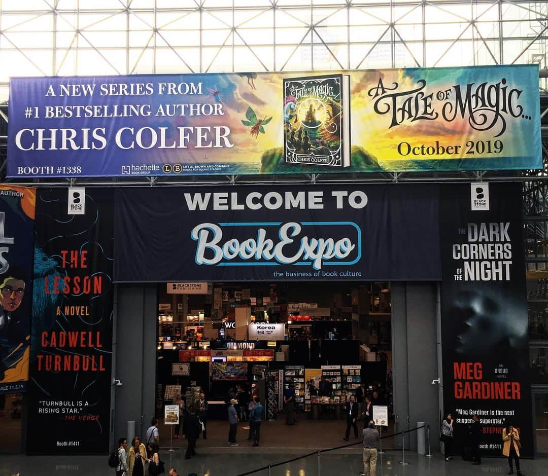 クリス・コルファーさんのインスタグラム写真 - (クリス・コルファーInstagram)「We like to keep it subtle... #BookExpo2019 #ATaleOfMagic」6月1日 2時00分 - chriscolfer