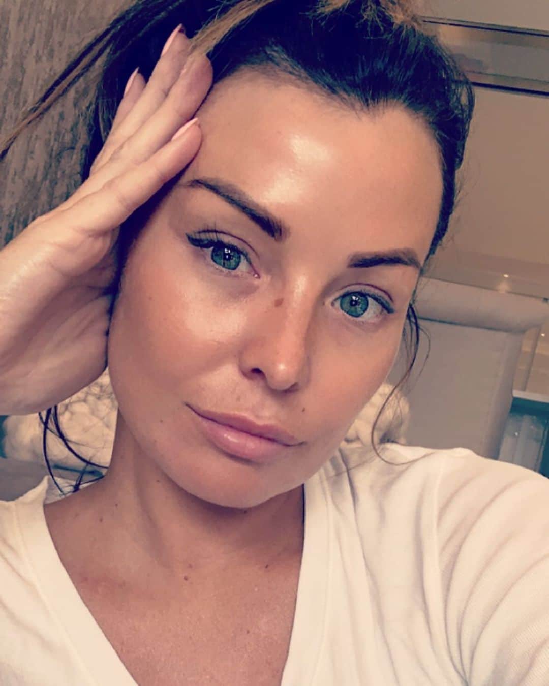 Jessica Wrightさんのインスタグラム写真 - (Jessica WrightInstagram)「Always posting glam pics so I thought I’d post a make up free one like this today instead! I have always wanted to take care of my skin & apart from the small psoriasis I have in places , i think it’s in pretty good condition lately & I want to share some reasons why I think that is. This is not an ad, just a simple share of my personal experience!  Apart from using good skincare products like @esteelauderuk ‘Advanced night repair’ most nights before bed, their eye serum & a good moisturiser from them, @givenchybeauty or @olayuk i do a lot of masks & I can’t recommend my @jesswrightbeauty vitamin c one enough as well as the cleansing wipes, I use them every day & both products are just £1 @poundland I also love juicing & often do it as it makes me feel good inside, helps fights colds & flu & also think it makes my skin glow. I have used a few companies such as @plenishdrinks also @ogjuicelondon & @juicynraw 👌🏼 One huge thing is changing the water I shower in & drink at home. I began with having an Alkoniser fitted in my house as apparently alkaline is the way forward 🙌🏼 I then had a @harveywatersofteners #gifted Water softener fitted & they both have made a huge difference to my skin, hair & health.  Aside from these I also have been having hydra facials @hhskin_ @ozzierizzo and they leave my skin feeling extremely clean & hydrated. Although let’s keep it real, please don’t be fooled, I also live a very hectic & party lifestyle but it’s all about balance right! Anyway I hope that has been slightly insightful for you guys & you can take some of the tips on board & they help! ✨ #skin #healthy #balance」6月1日 1時54分 - jesswright77