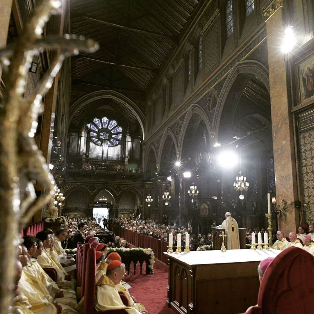 フランシスコ（ローマ教皇）さんのインスタグラム写真 - (フランシスコ（ローマ教皇）Instagram)「EN: The Holy Spirit loves to shape unity from the most beautiful and harmonious diversity. #ApostolicJourney #Romania  PT : O Espírito Santo gosta de plasmar a unidade na mais bela e harmoniosa diversidade. #ViagemApostólica #Romênia  ES: El Espíritu Santo ama plasmar la unidad en la más bella y armoniosa diversidad.  #ViajeApostólico #Romanía  IT: Lo Spirito Santo ama plasmare l’unità nella più bella e armoniosa diversità. #ViaggioApostolico #Romania  FR: L’Esprit Saint aime modeler l’unité dans la diversité la plus belle et la plus harmonieuse. #VoyageApostolique #Roumanie  DE: Der Heilige Geist liebt es, die Einheit in der schönsten und harmonischsten Vielfalt zu gestalten. #Apostolische Reise #Rumänien  PL: Duch Święty lubi tworzyć jedność w przepięknej i harmonijnej wielości. #PodróżApostolska #Rumunia」6月1日 2時01分 - franciscus