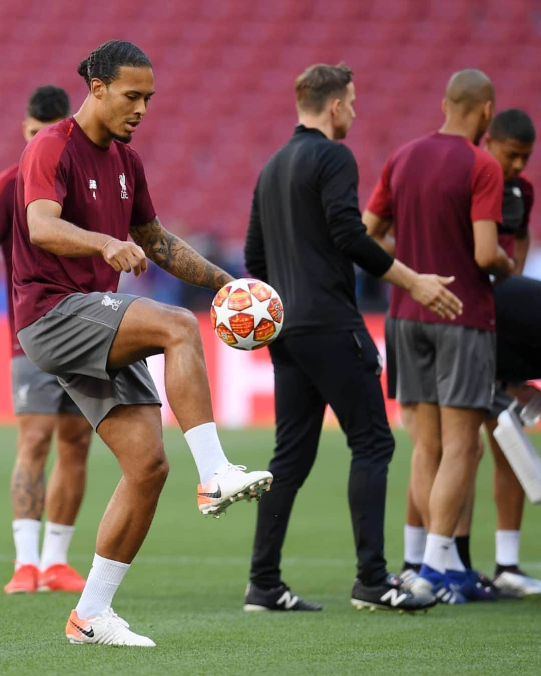 UEFAチャンピオンズリーグさんのインスタグラム写真 - (UEFAチャンピオンズリーグInstagram)「🎶 "Walk on, with hope in your heart..." ♥ @liverpoolfc train ahead of the #UCLfinal」6月1日 2時17分 - championsleague