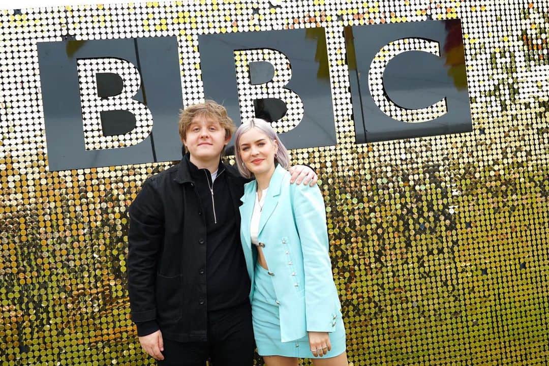 BBC Radioさんのインスタグラム写真 - (BBC RadioInstagram)「@lewiscapaldi and @annemarie AKA two pop stars you’d have a GREAT night out with 🤠🤘」6月1日 2時10分 - bbcradio1