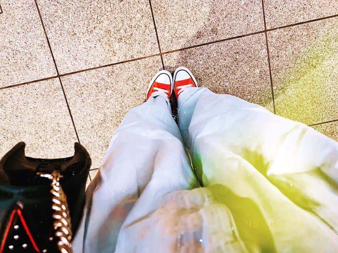 岡田奈々さんのインスタグラム写真 - (岡田奈々Instagram)「👟❤️📕 身長低いのが コンプレックスで 基本ヒールの靴しか 履かないのですが ほんとにたまーにスニーカー 履くときが 👶🏻 それにもインソール入れるけど 🦶🏻 #コンバース #赤」6月1日 2時11分 - okada7_akb48_stu48