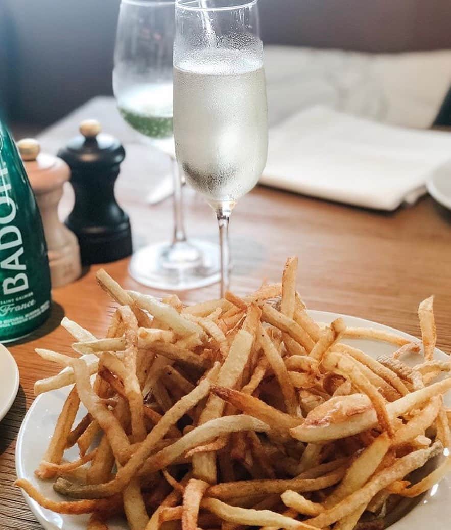 Saks Fifth Avenueさんのインスタグラム写真 - (Saks Fifth AvenueInstagram)「Our favorite day of the week? Most definitely Fryday. Come enjoy a @lavenueatsaks favorite—our shoestring pommes frites. #LavenueAtSaks」6月1日 2時18分 - saks