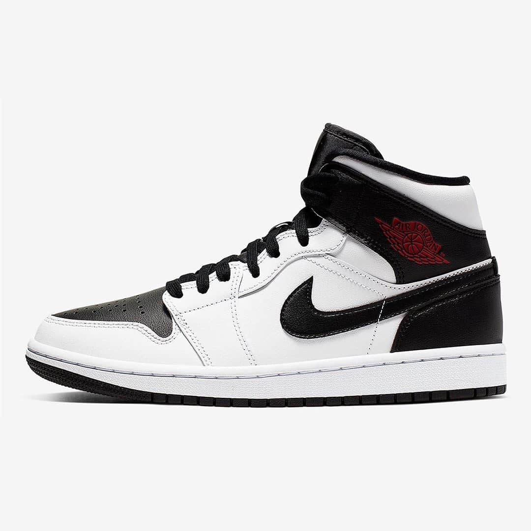 Sneaker News x Jordans Dailyさんのインスタグラム写真 - (Sneaker News x Jordans DailyInstagram)「The Jordan 1 Mid gets a simple “Reverse Black Toe” colorway. Tap the link in the bio for details #jordansdaily」6月1日 2時14分 - jordansdaily