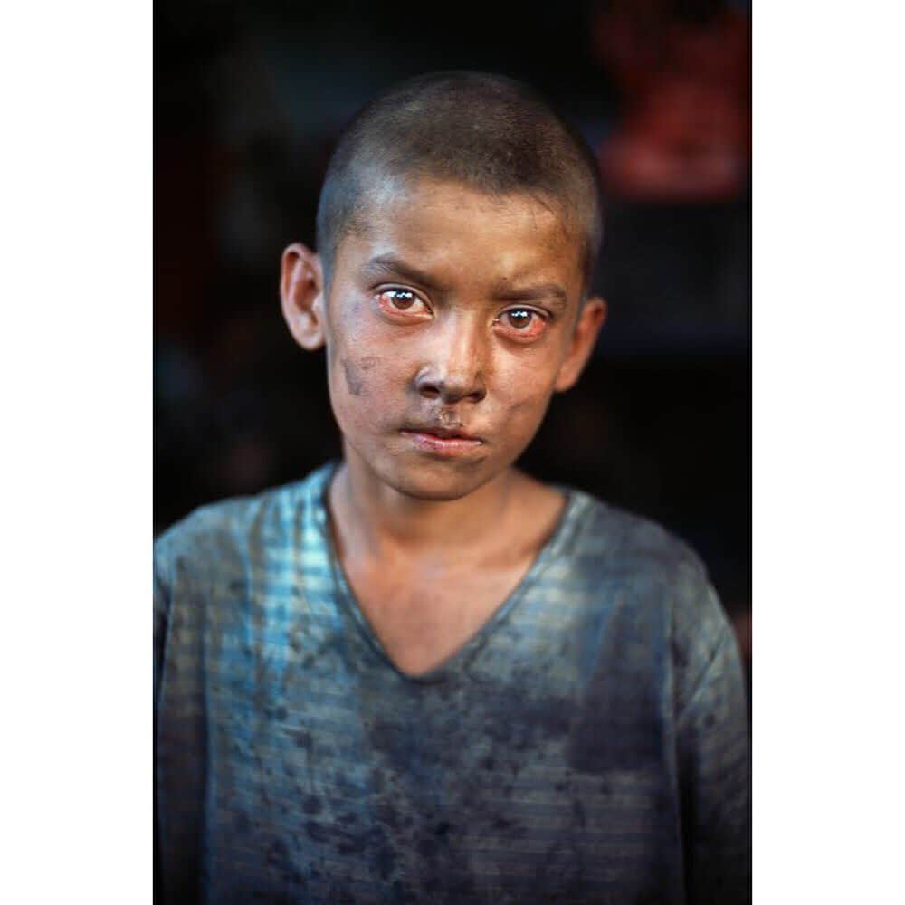 スティーブ・マカリーさんのインスタグラム写真 - (スティーブ・マカリーInstagram)「"Child labor and poverty are inevitably bound together and if you continue to use the labor of children as the treatment for the social disease of poverty, you will have both poverty and child labor to the end of time." - Grace Abbott  1st image: #Kabul, #Afghanistan, 2006 2nd image: #Rajasthan, #India, 2008 3rd image: #Afghanistan, 2002 4th image: #Pul i Khumri, #Afghanistan, 2003」6月1日 2時35分 - stevemccurryofficial