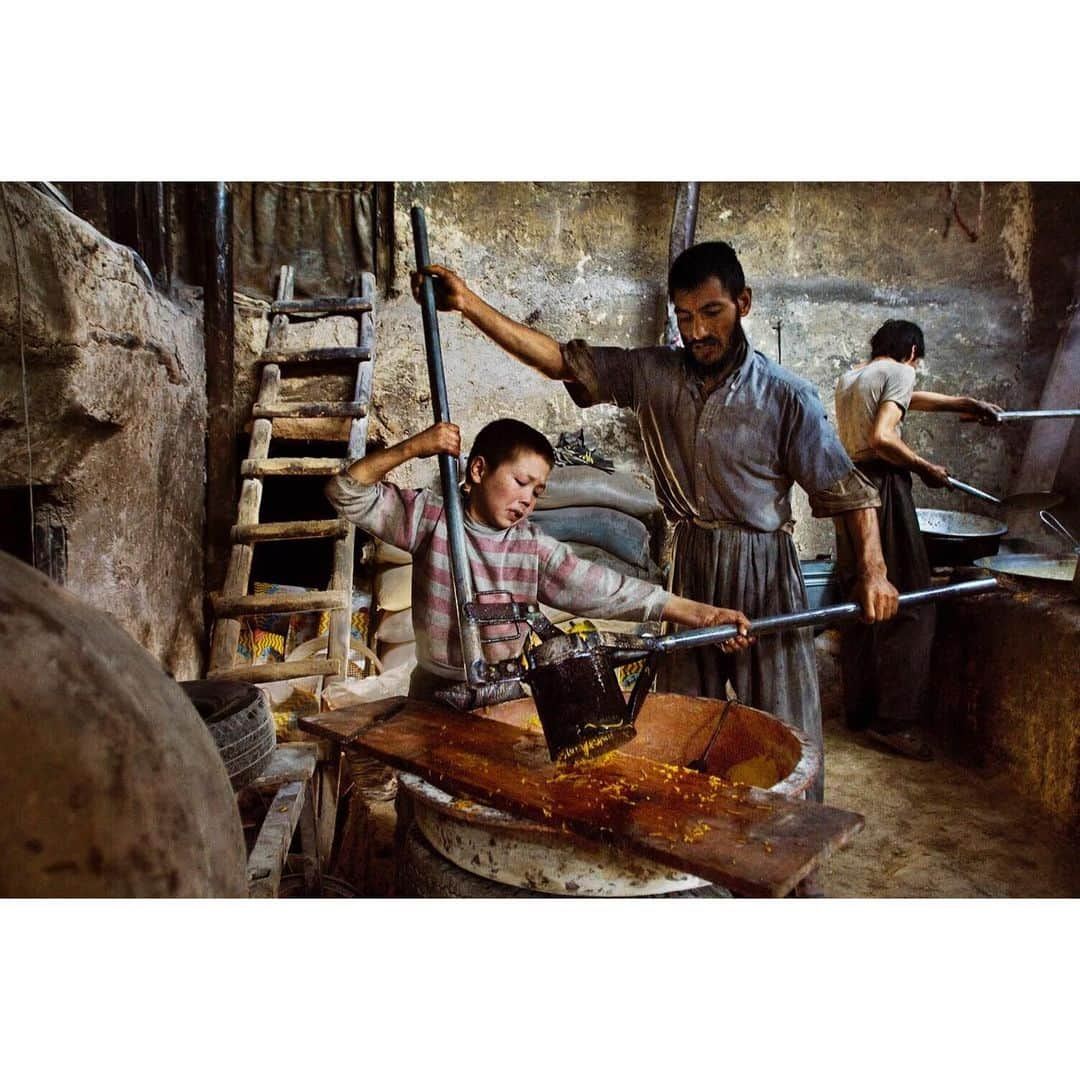 スティーブ・マカリーさんのインスタグラム写真 - (スティーブ・マカリーInstagram)「"Child labor and poverty are inevitably bound together and if you continue to use the labor of children as the treatment for the social disease of poverty, you will have both poverty and child labor to the end of time." - Grace Abbott  1st image: #Kabul, #Afghanistan, 2006 2nd image: #Rajasthan, #India, 2008 3rd image: #Afghanistan, 2002 4th image: #Pul i Khumri, #Afghanistan, 2003」6月1日 2時35分 - stevemccurryofficial