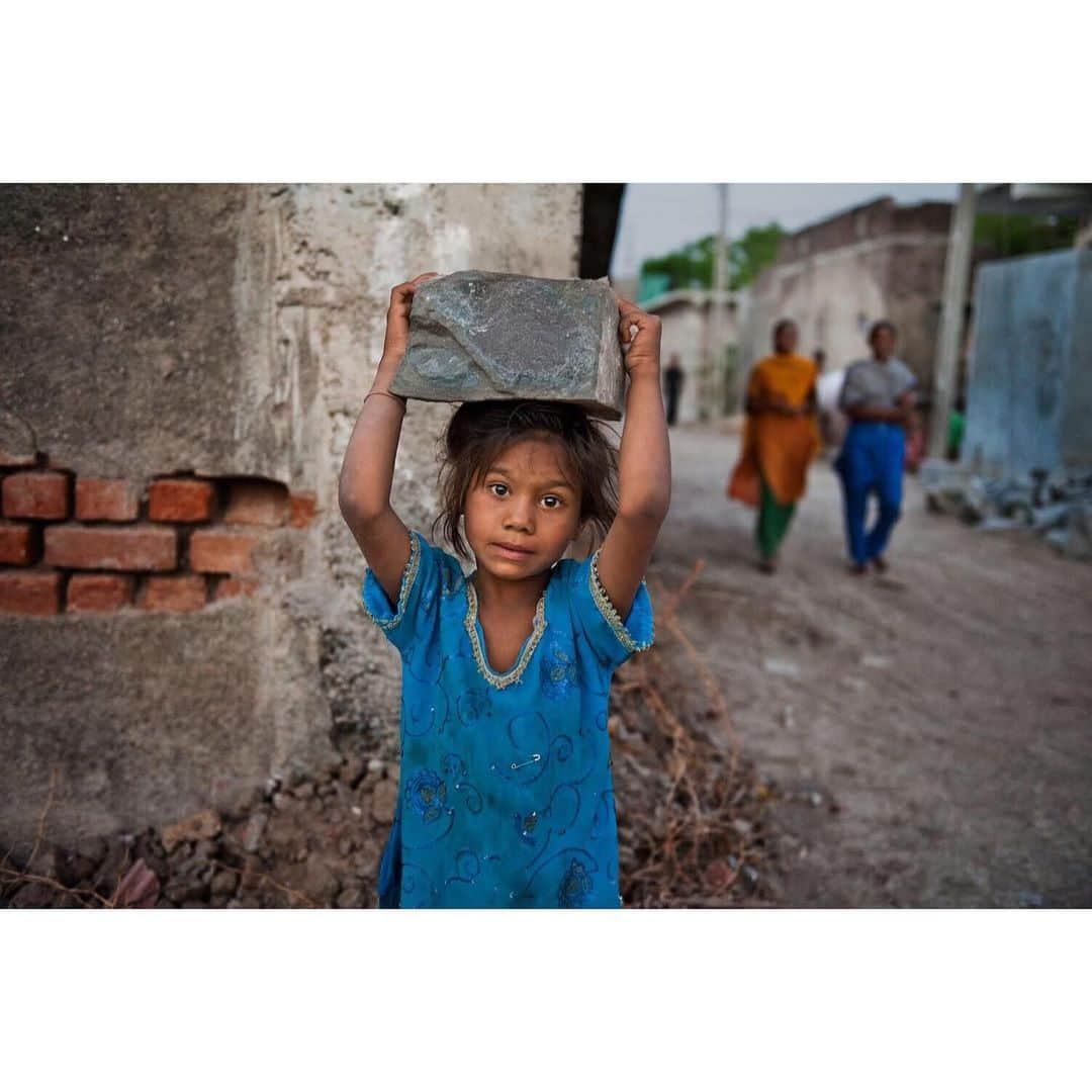 スティーブ・マカリーさんのインスタグラム写真 - (スティーブ・マカリーInstagram)「"Child labor and poverty are inevitably bound together and if you continue to use the labor of children as the treatment for the social disease of poverty, you will have both poverty and child labor to the end of time." - Grace Abbott  1st image: #Kabul, #Afghanistan, 2006 2nd image: #Rajasthan, #India, 2008 3rd image: #Afghanistan, 2002 4th image: #Pul i Khumri, #Afghanistan, 2003」6月1日 2時35分 - stevemccurryofficial