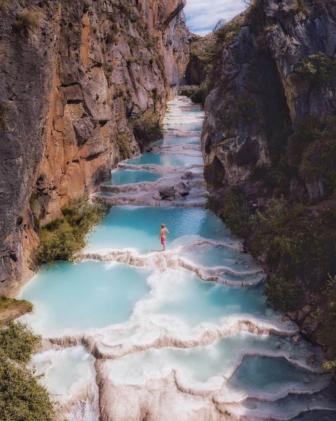 Earth Picsさんのインスタグラム写真 - (Earth PicsInstagram)「Millpu Turquoise pools in Ayacucho Peru - swipe right to see the video by @everchanginghorizon」6月1日 2時43分 - earthpix