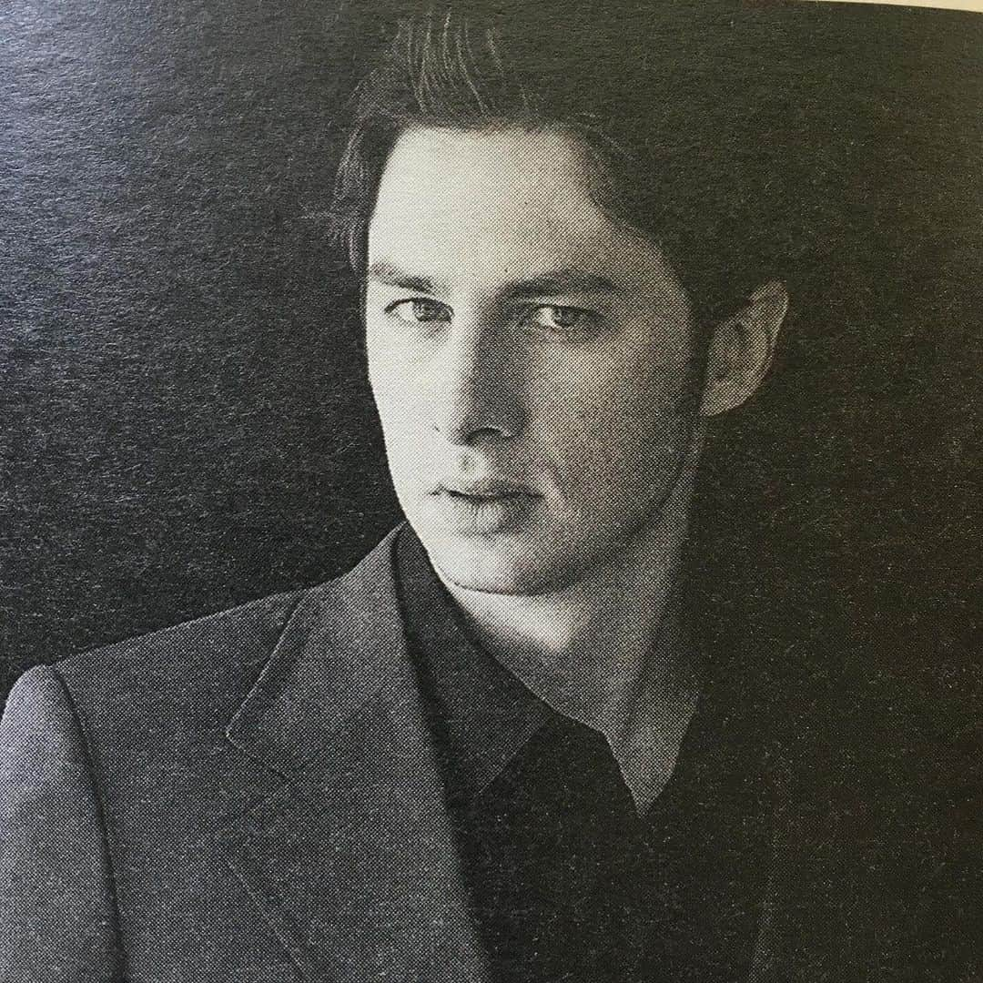 ザック・ブラフさんのインスタグラム写真 - (ザック・ブラフInstagram)「Early headshot by @greggormanphoto  #fbf #smolder」6月1日 2時43分 - zachbraff