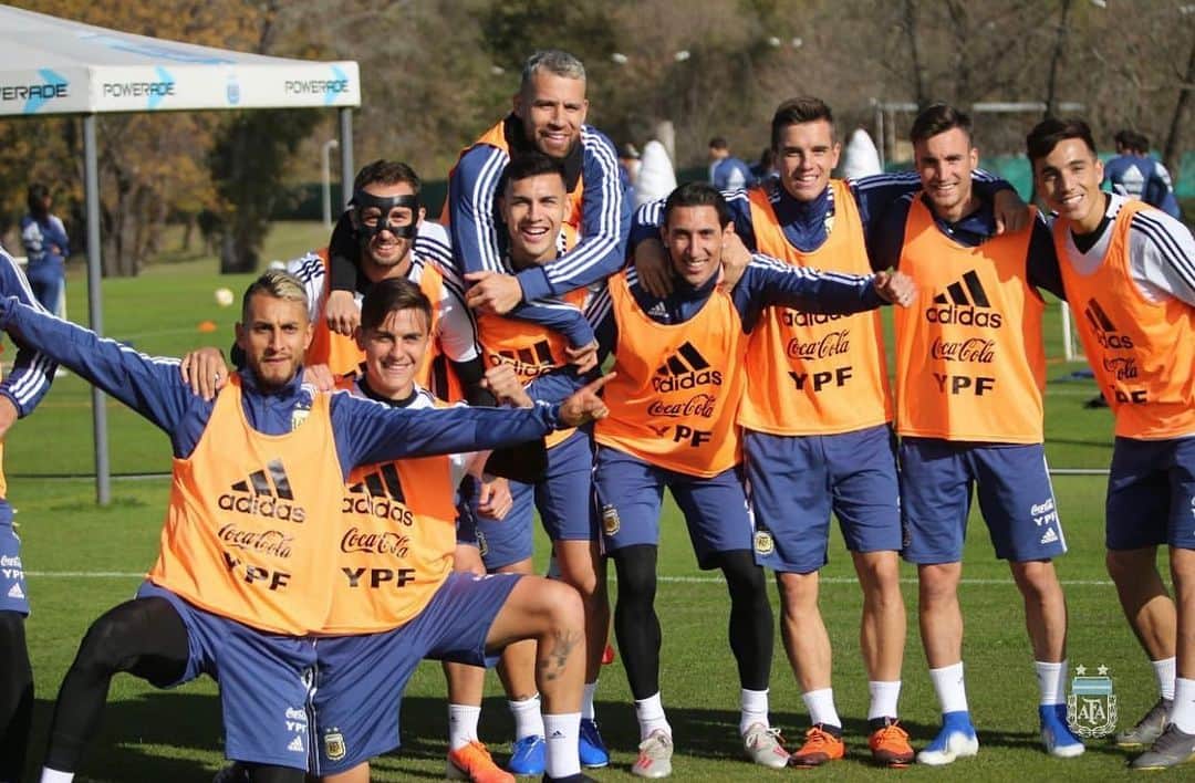 レアンドロ・ダニエル・パレデスのインスタグラム：「👏🏽💙🇦🇷 @afaseleccion」