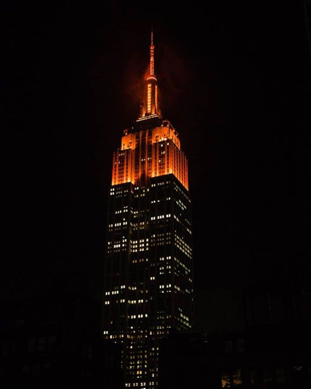 Empire State Buildingさんのインスタグラム写真 - (Empire State BuildingInstagram)「Pop the bubbly! We’re turning into a giant bottle of champagne with lights in all orange for the 12th Annual @veuveclicquot Polo Classic! 🥂」6月1日 2時36分 - empirestatebldg