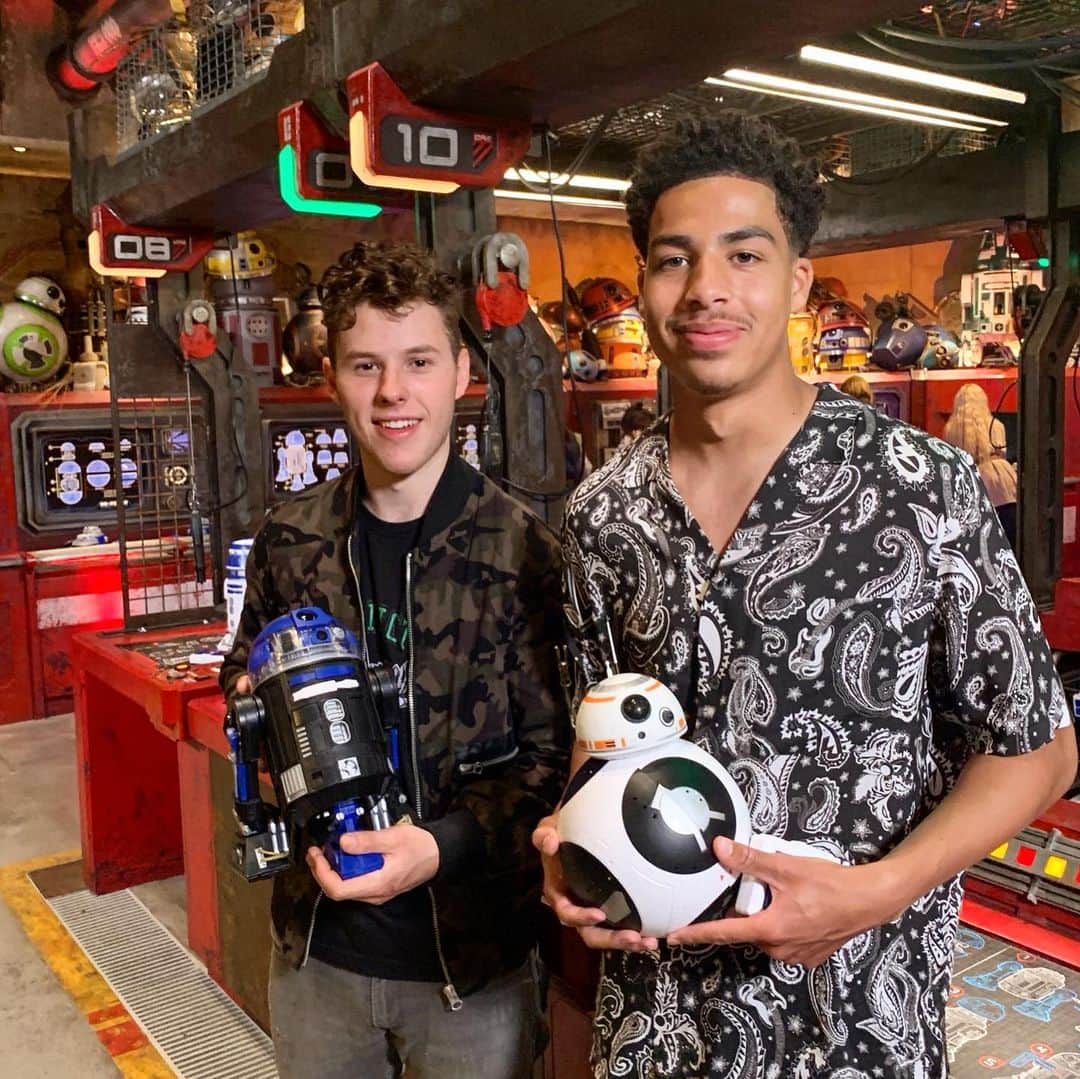 アメリカン・ブロードキャスティング・カンパニーのインスタグラム：「Meet @nolangould’s and @marcusscribner’s Droids, Nolan Jr. and BB The Boy! @StarWars: #GalaxysEdge  is now open in @Disneyland, so show us your Droid creations!  Beginning June 24, No Reservations Required. Subject to Capacity.」