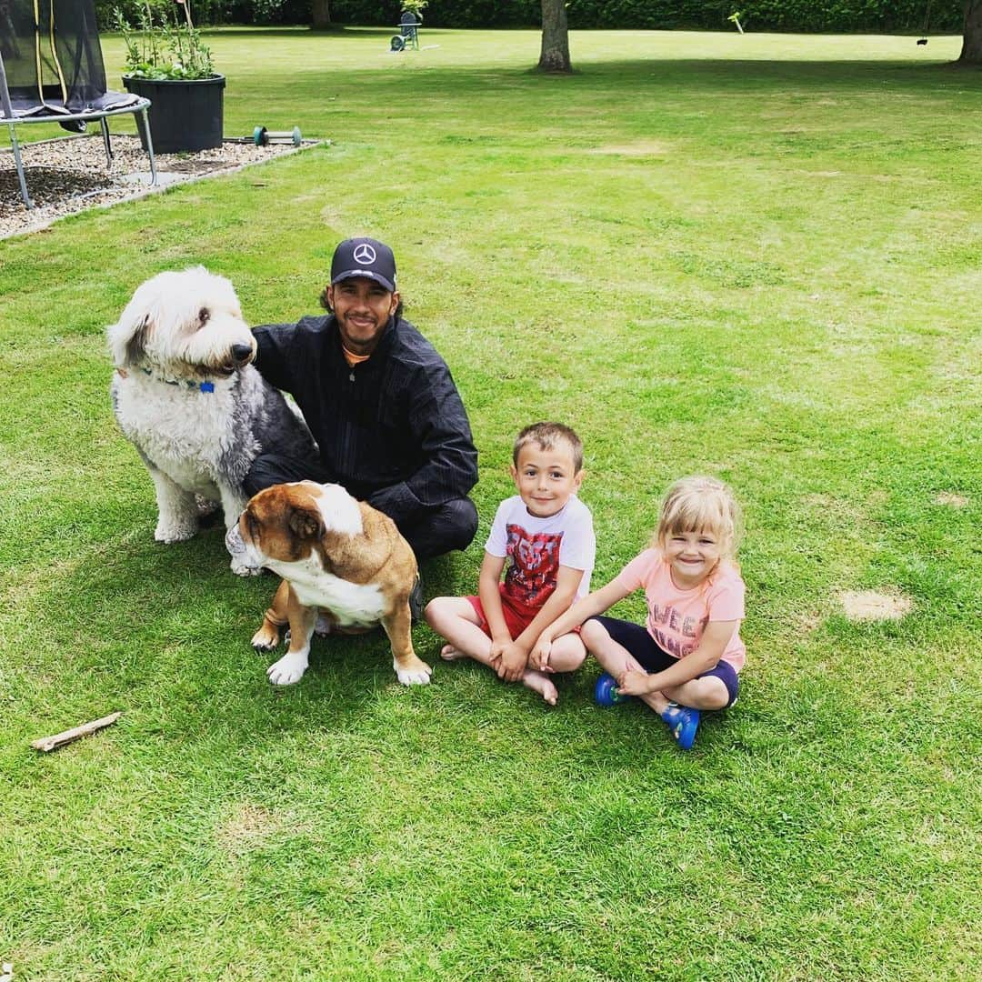 ルイス・ハミルトンさんのインスタグラム写真 - (ルイス・ハミルトンInstagram)「Today I got to see my niece and nephew and my boy Roscoe. Spending time with family is so important. I don’t get very much time with them so I cherish every little moment I do get. There’s really nothing else in the world more important than family. Summer is here in the UK and it’s beautiful. Home is where the heart is. #uncle #family #grateful #blessed」6月1日 2時52分 - lewishamilton