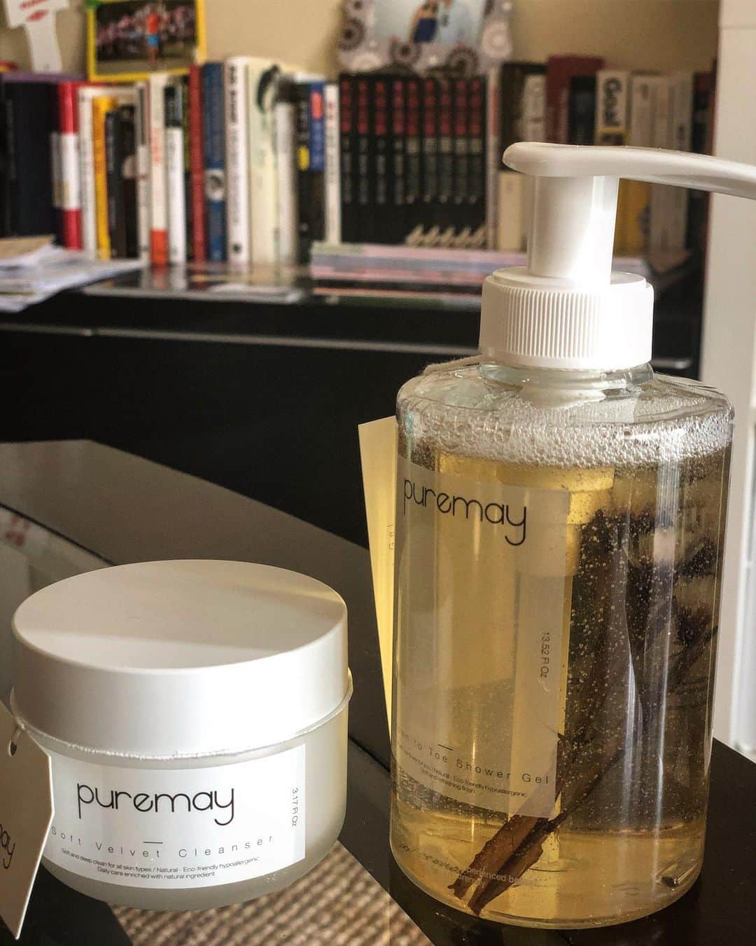 のインスタグラム：「내몸과 얼굴을 더깨끗하게 해줄 내가선택한 클린져는?! #puremay  I choose really good cleanser face and! Body!!! real flowers in the bottle #organic #puremay @puremay_cosmetics  Easy to clean sunscreen and make up💕 I share my secret products:) #lpga @heeyounglpga」