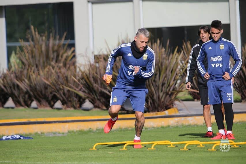 ニコラス・オタメンディさんのインスタグラム写真 - (ニコラス・オタメンディInstagram)「👊🏻 atr con la banda 👏🏻 🇦🇷 #seleccionargentina #entrenamiento」6月1日 2時46分 - nicolasotamendi30