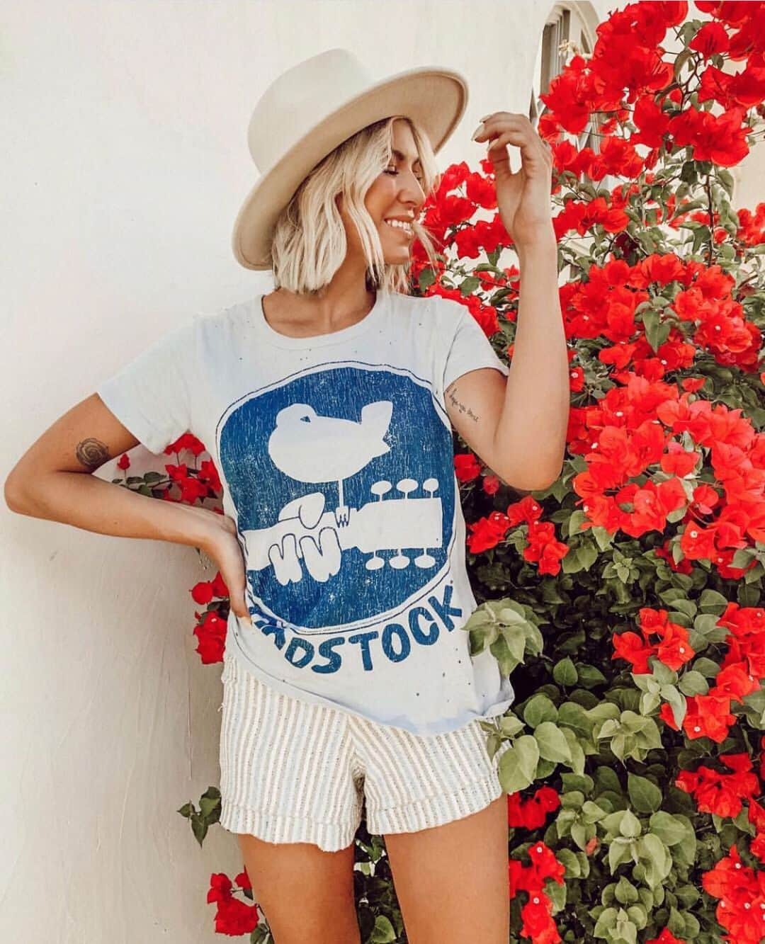 チェイサーのインスタグラム：「blooms & tunes🌺🎶 that's our kind of summer! 😍@amandalynrose #chaserbrand」