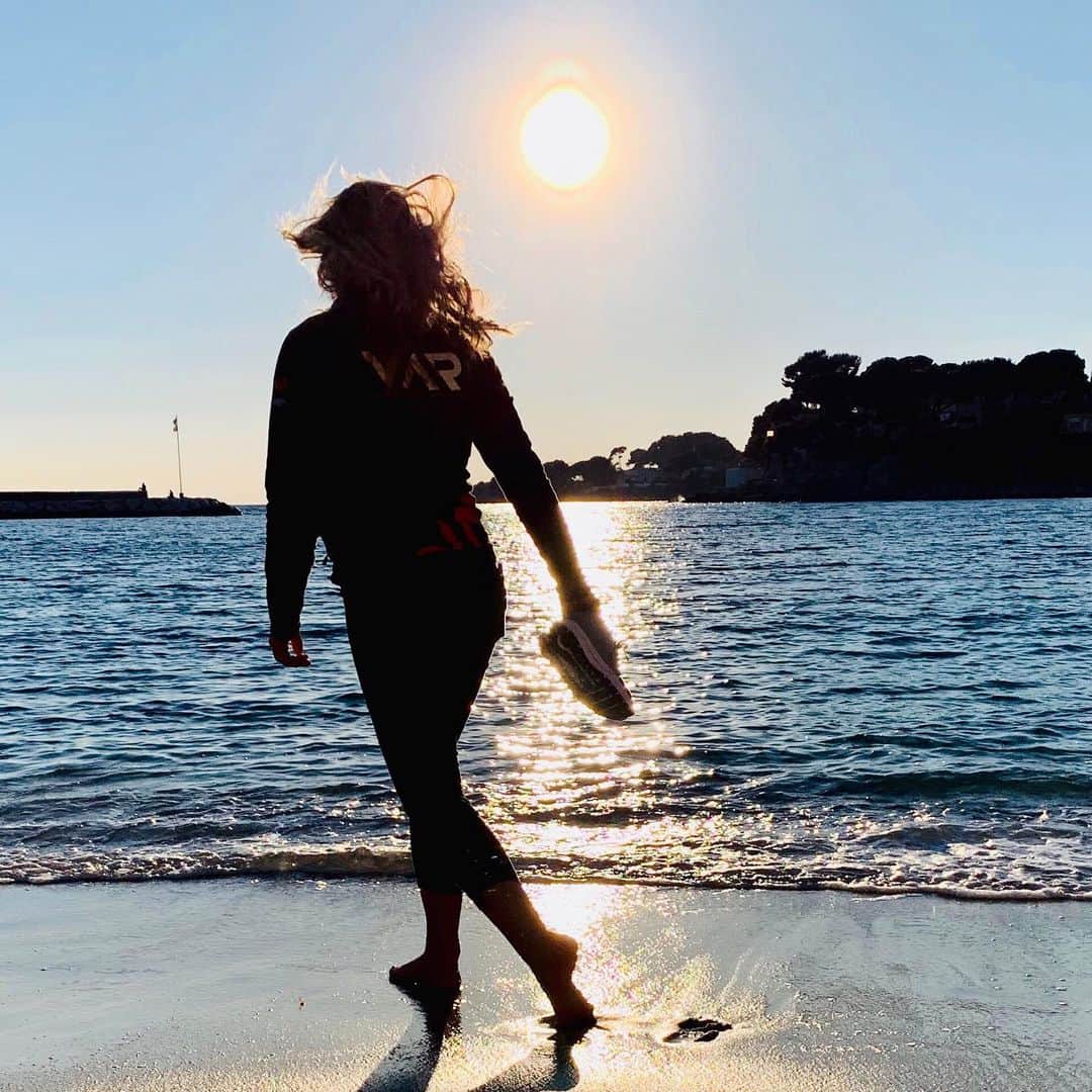 ソフィア・フロルシュさんのインスタグラム写真 - (ソフィア・フロルシュInstagram)「Throwback to this incredible nice sunset 🌅 in France some weeks ago 🇫🇷 I love chilling somewhere watching sunsets ✔️❣️ 📸 x @birgarolsen || Anzeige #sf99 #changeagent #racegirl #sophia #summer #beach #france #sophia99 #france🇫🇷」6月1日 2時51分 - sophiafloersch