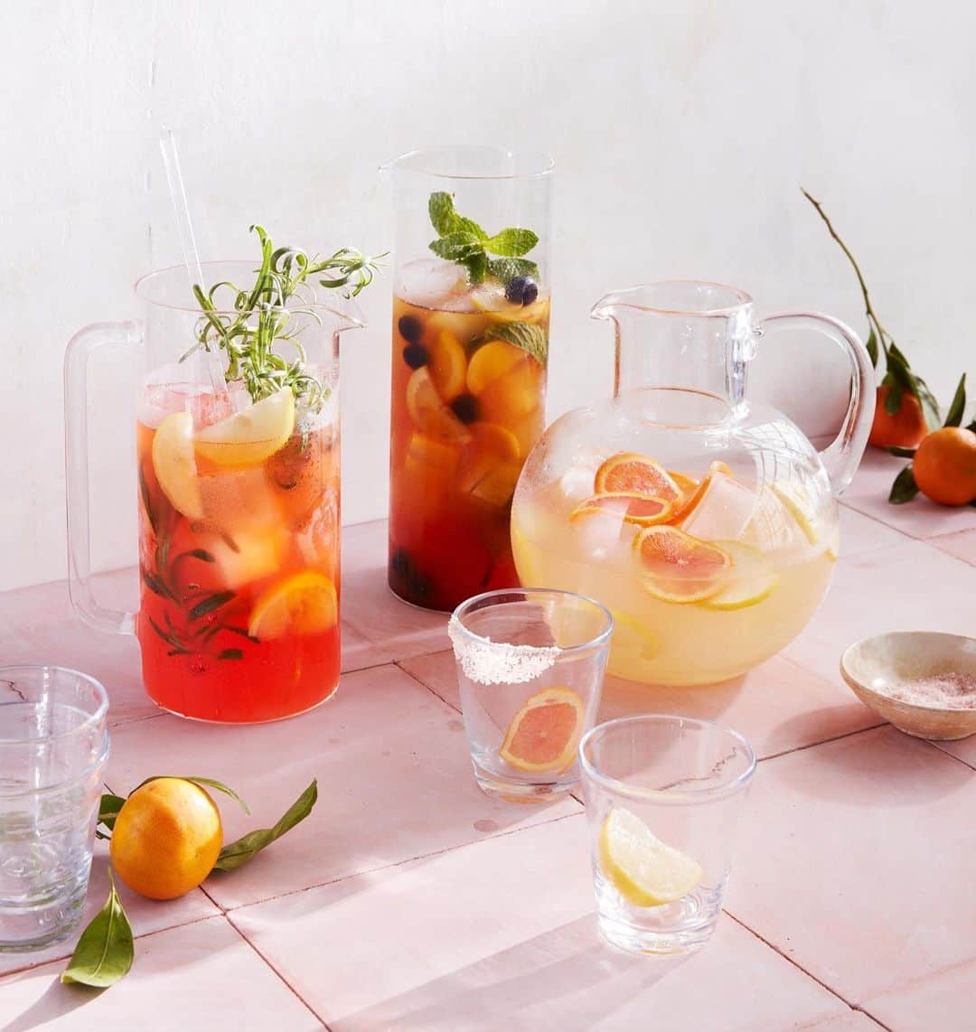 マーサ・スチュワートさんのインスタグラム写真 - (マーサ・スチュワートInstagram)「Need some cocktail inspiration for the weekend? 🍹 One sunny lemon syrup is the base for all three of these drinks! 🍋 The Aperol jasmine spritz is the lightest, with aromatic gin, fruity aperitif, and fizzy seltzer. ✨ The Kentucky half-and-half combines citrusy iced tea with whiskey. And the smoky lemon margarita swaps tequila and lime for mezcal and lemon. 🔥 Each can be made a day ahead - just add ice and garnishes to serve. 😌 Grab the recipes featured in our June issue at the link in bio. 👆🏼📷: @petrinatinslay | recipes by: @brooklyncooks」6月1日 3時01分 - marthastewart