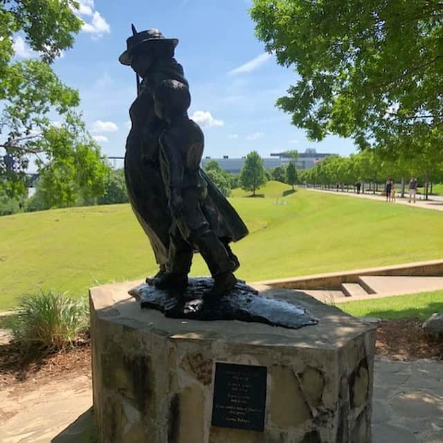 ヒラリー・クリントンさんのインスタグラム写真 - (ヒラリー・クリントンInstagram)「Such a joy to visit the incredible sculpture garden in River Front Park masterminded by my friend Dr. Dean Kumpuris. It's a beautiful spot—if you find yourself in Little Rock, make sure to pay a visit. One of my favorite statues, by Jane DeDecker, is of Harriet Tubman leading a little boy by the hand. The inscription is a quote of hers: "Children, if you're tired, keep going. If you're hungry, keep going. If you're scared, keep going. If you want a taste of freedom, keep going." Amen.」6月1日 3時10分 - hillaryclinton