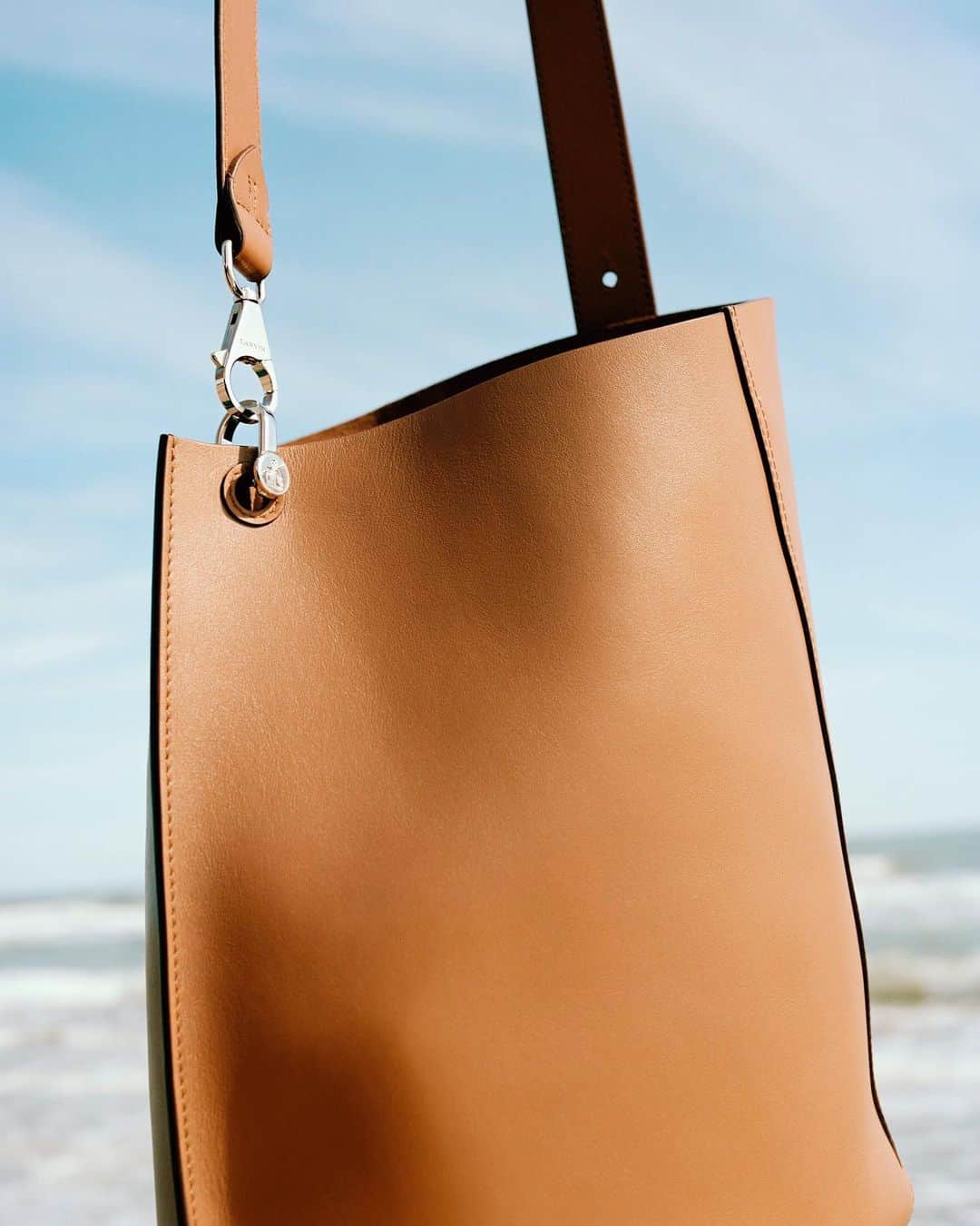 ランバンのインスタグラム：「THE HOOK —  The #LanvinHook bag, designed by @brunosialelli Photography by @quentinsaunier  #LanvinFW19」