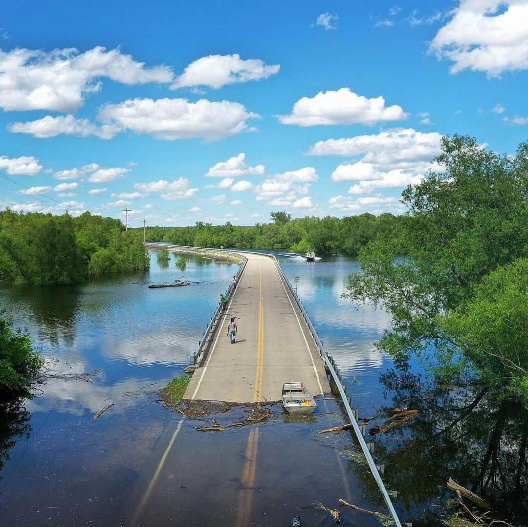 NBC Newsさんのインスタグラム写真 - (NBC NewsInstagram)「Floodwater from the #Mississippi River cuts off the roadway from #Missouri into #Illinois at the states’ border as major flooding continues. . 📷 @olsongetty / @gettyimages」6月1日 3時29分 - nbcnews