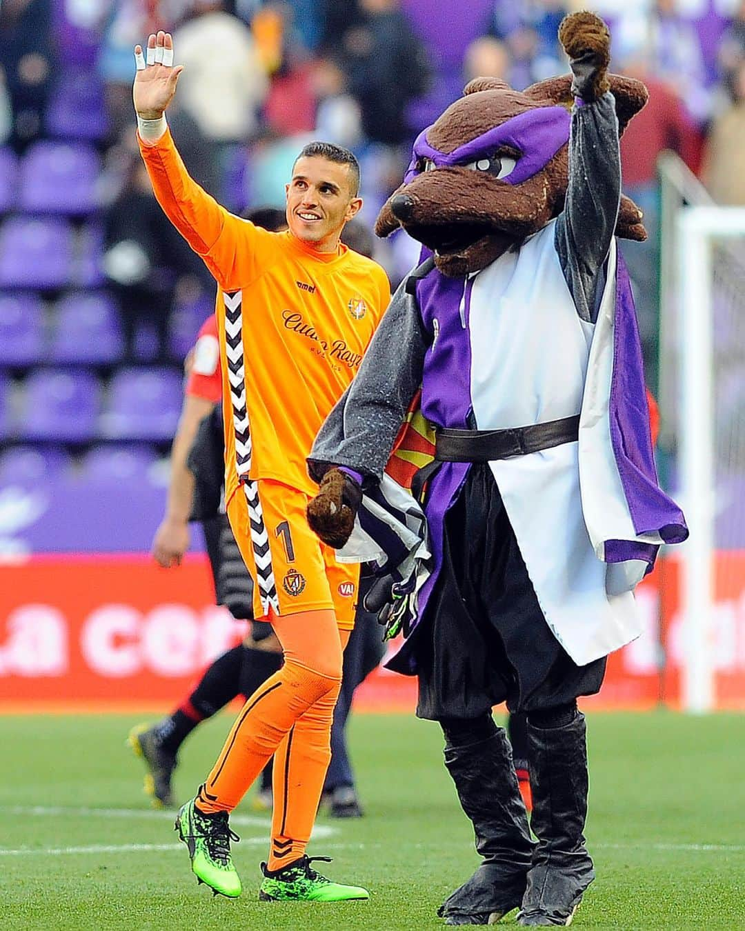 LFPさんのインスタグラム写真 - (LFPInstagram)「Masip ➕ Mascot = 🙌🏻💜🙌🏻 • #Masip #RealValladolid #LaLigaSantander #LaLiga」6月1日 3時30分 - laliga