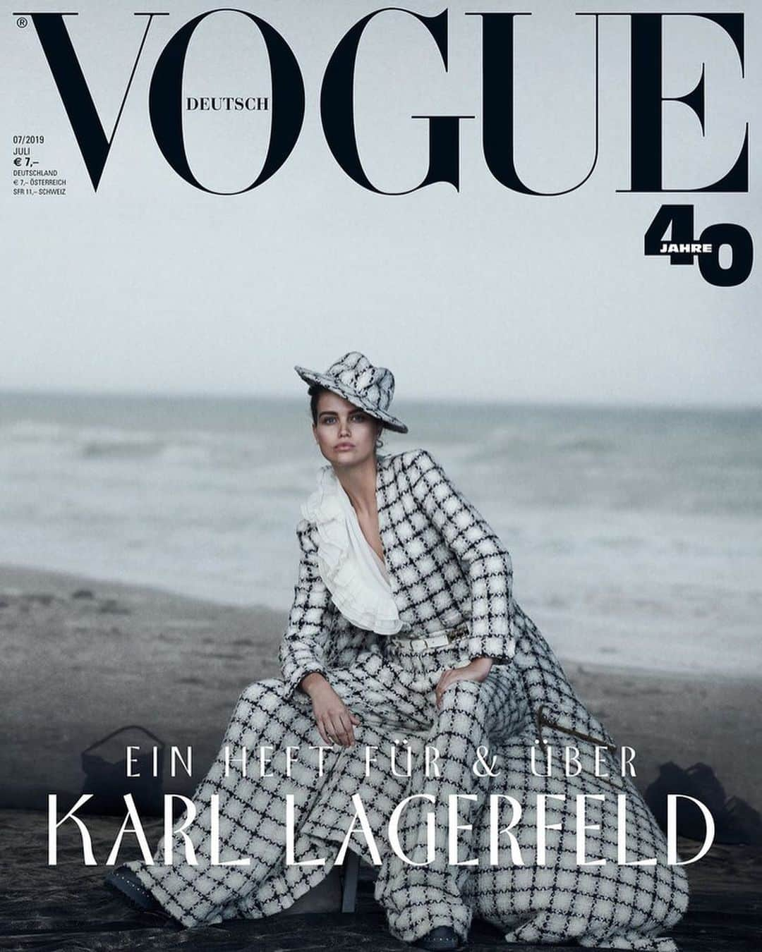 ピーター・リンドバーグさんのインスタグラム写真 - (ピーター・リンドバーグInstagram)「'Ein Heft für & über Karl Lagerfeld' Vogue Germany's July issue is dedicated to the late designer - Styling: Christiane Arp Hair: Odile Gilbert Make-up: Stéphane Marais - #KarlLagerfeld #HomageToKarl #LindberghStories #VogueGermany #ChristianeArp #CHANEL #coverstory #2bmanagement」6月1日 3時44分 - therealpeterlindbergh