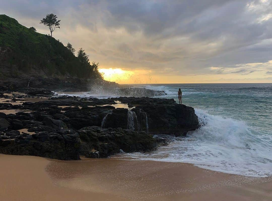 イモージェン・ケアンズさんのインスタグラム写真 - (イモージェン・ケアンズInstagram)「Beach of secrets 🏝🌊💚#kauapeabeach #kalihiwai #kauai  #hawaii #secretbeachkauai」6月1日 3時41分 - imogencairns